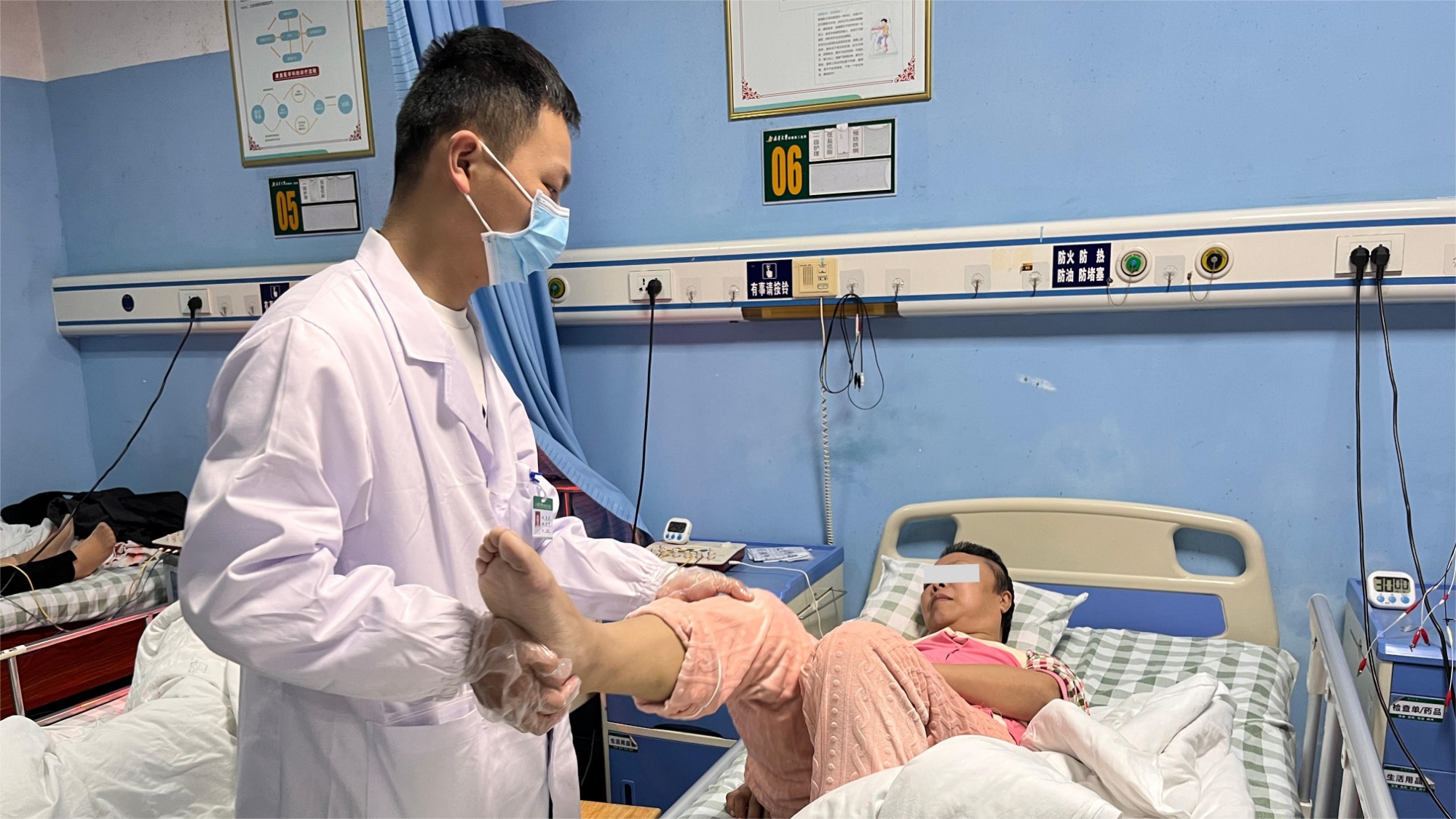 15【中医】杨丹-尽职尽责，为患者健康保驾护航（图刘若水）.jpg